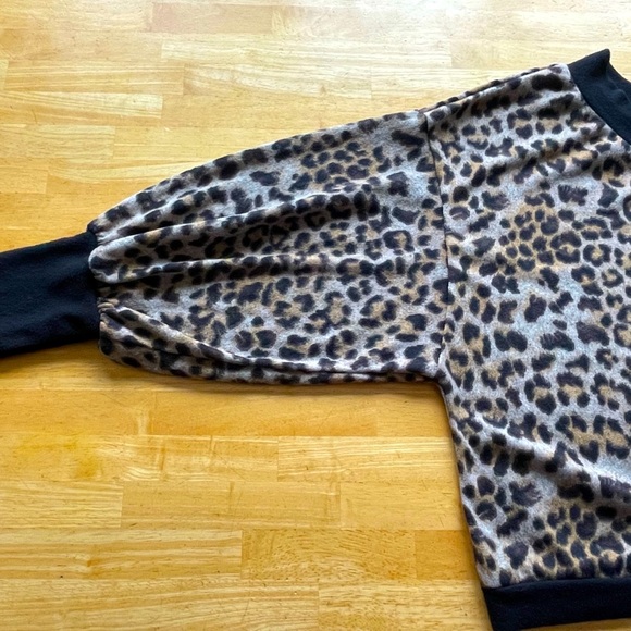 Emmer & Oat Women’s Medium Leopard Print Cropped Top V-Neck - Picture 6 of 6